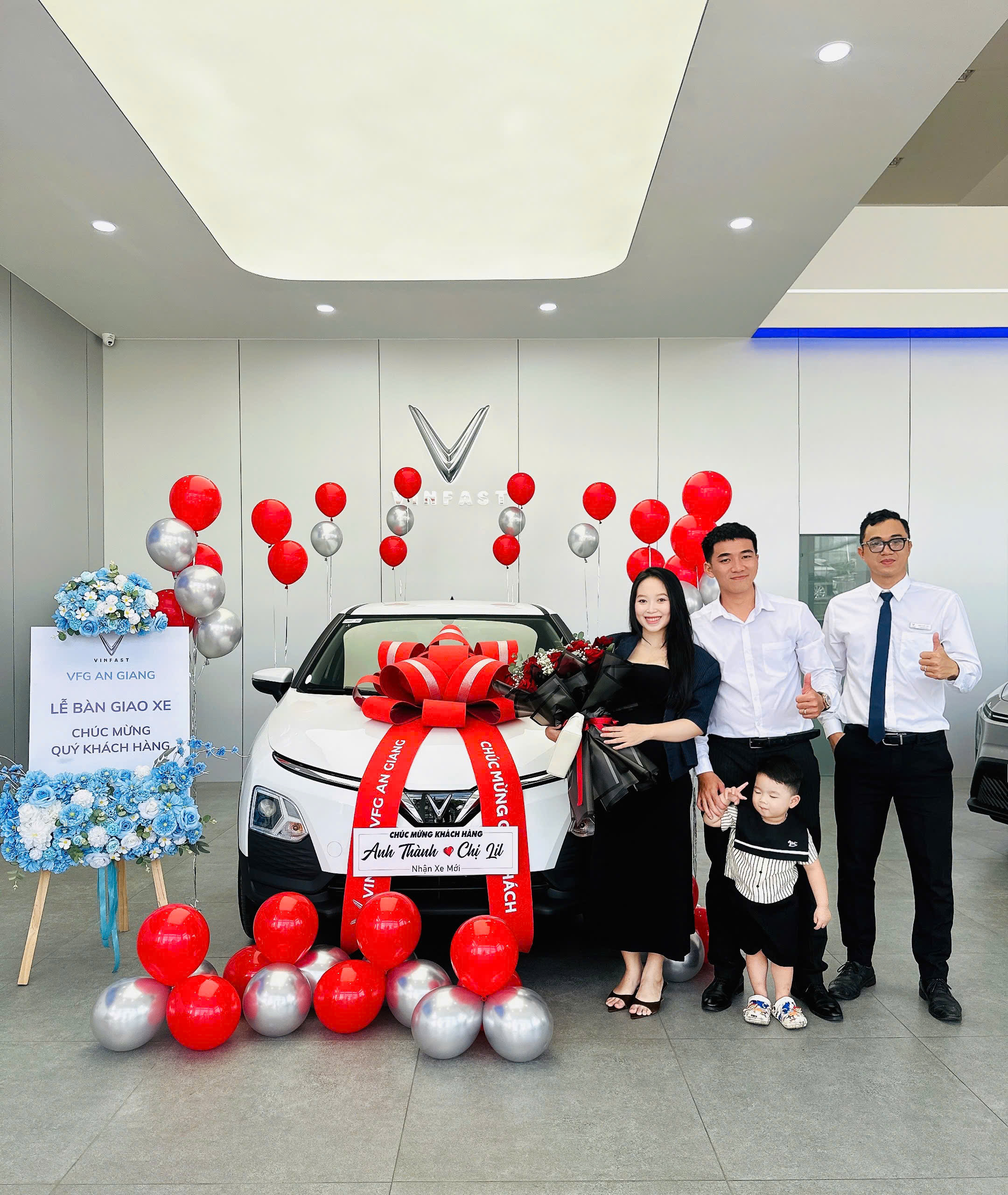 Giao xe VinFast tới khách hàng 0